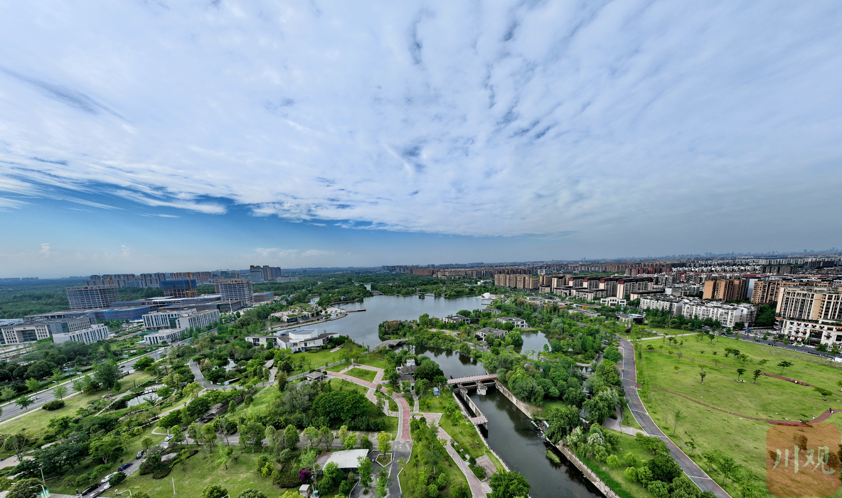 蓝天白云下,成都市双流区凤翔湖公园美如画.